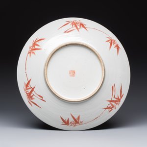 A Chinese famille rose 'Antiquities' dish, Tongzhi mark, 19/20th C. — foto 2