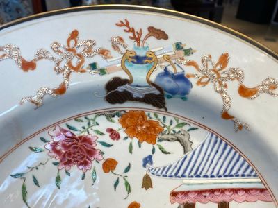A Chinese famille rose 'antiquities' dish, Yongzheng/Qianlong — 照片 2