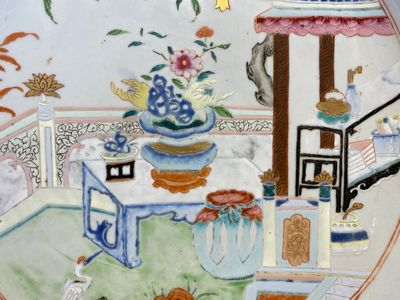 A Chinese famille rose 'antiquities' dish, Yongzheng/Qianlong — 照片 3