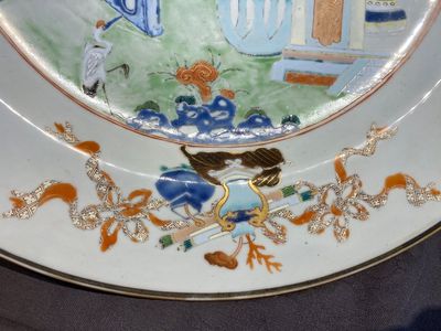A Chinese famille rose 'antiquities' dish, Yongzheng/Qianlong — 照片 6