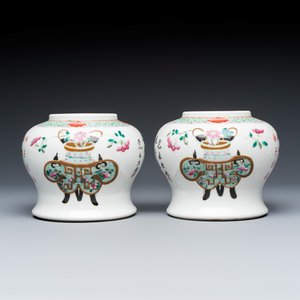 A Chinese famille rose 'Antiquities' hat stand, a pair of vases and an iron-red-decorated covered vase — photo 2