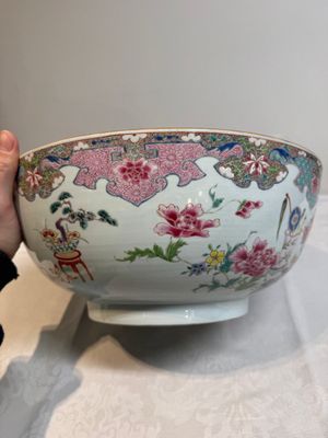 A Chinese famille rose 'antiquities' punch bowl, Qianlong — photo 19
