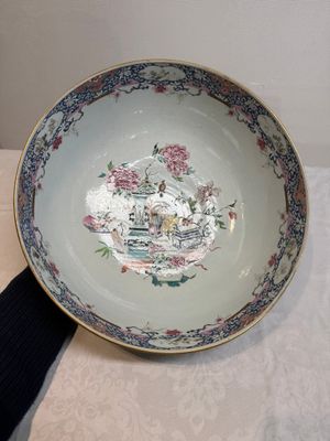 A Chinese famille rose 'antiquities' punch bowl, Qianlong — photo 2