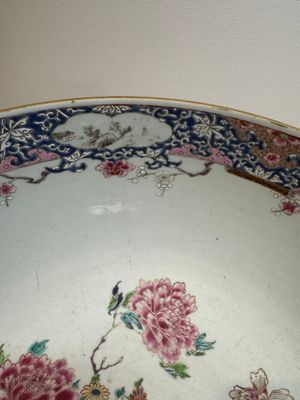 A Chinese famille rose 'antiquities' punch bowl, Qianlong — photo 7