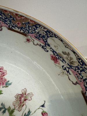A Chinese famille rose 'antiquities' punch bowl, Qianlong — photo 8