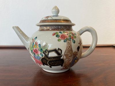 A Chinese famille rose 'antiquities' teapot and cover, Yongzheng — 照片 3