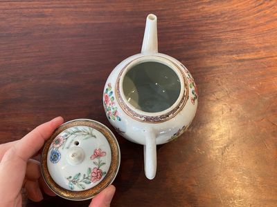 A Chinese famille rose 'antiquities' teapot and cover, Yongzheng — 照片 5