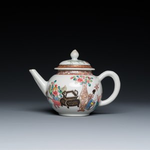 A Chinese famille rose 'antiquities' teapot and cover, Yongzheng — 照片 2