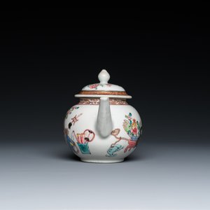 A Chinese famille rose 'antiquities' teapot and cover, Yongzheng — 照片 5
