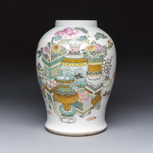 A Chinese famille rose 'Antiquities' vase, 19/20th C. — photo 1