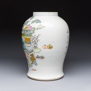 A Chinese famille rose 'Antiquities' vase, 19/20th C. — photo 2