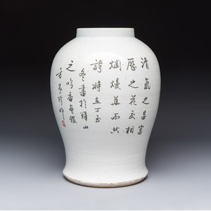 A Chinese famille rose 'Antiquities' vase, 19/20th C. — photo 3