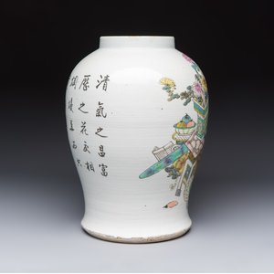 A Chinese famille rose 'Antiquities' vase, 19/20th C. — photo 4