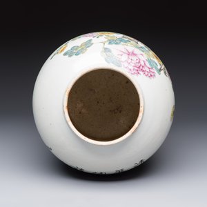 A Chinese famille rose 'Antiquities' vase, 19/20th C. — photo 5