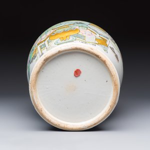 A Chinese famille rose 'Antiquities' vase, 19/20th C. — photo 6