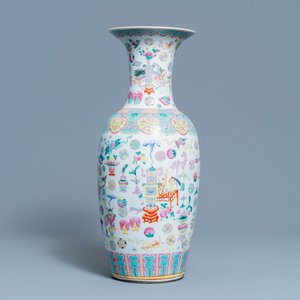 A Chinese famille rose 'antiquities' vase, 19th C. — 照片 1
