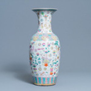 A Chinese famille rose 'antiquities' vase, 19th C. — 照片 2