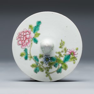 A Chinese famille rose 'Antiquities' vase and a 'Birds among Flowering Branches' covered jar — photo 8