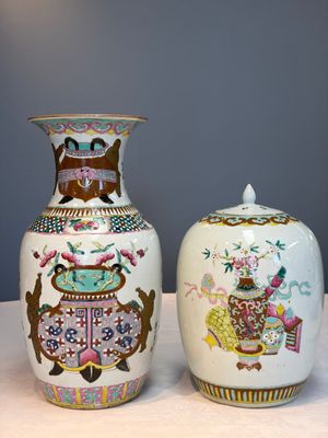 A Chinese famille rose 'Antiquities' vase and a covered jar, 19th C. — photo 1