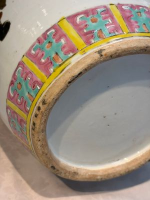 A Chinese famille rose 'Antiquities' vase and a covered jar, 19th C. — photo 12