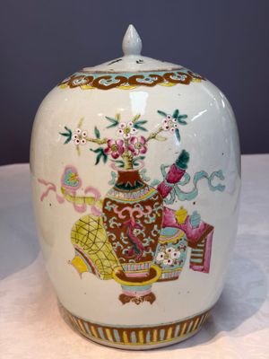 A Chinese famille rose 'Antiquities' vase and a covered jar, 19th C. — photo 14