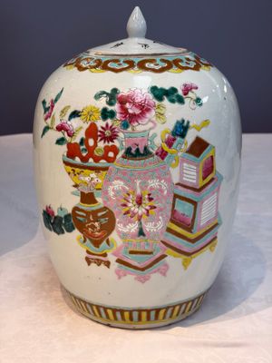 A Chinese famille rose 'Antiquities' vase and a covered jar, 19th C. — photo 15