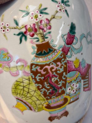 A Chinese famille rose 'Antiquities' vase and a covered jar, 19th C. — photo 18