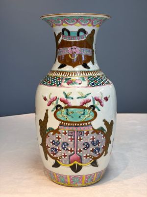 A Chinese famille rose 'Antiquities' vase and a covered jar, 19th C. — photo 2
