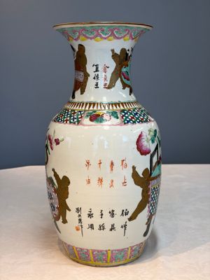 A Chinese famille rose 'Antiquities' vase and a covered jar, 19th C. — photo 3