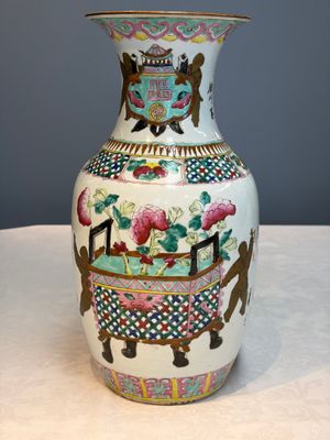 A Chinese famille rose 'Antiquities' vase and a covered jar, 19th C. — photo 4