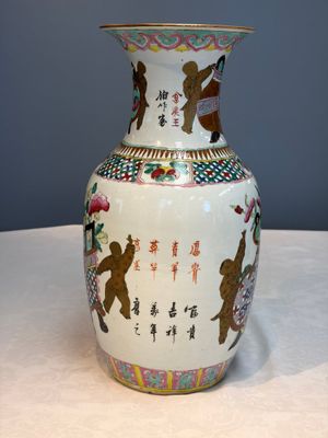 A Chinese famille rose 'Antiquities' vase and a covered jar, 19th C. — photo 5