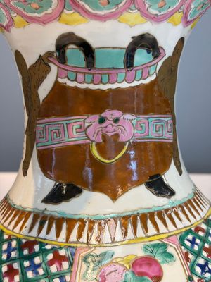 A Chinese famille rose 'Antiquities' vase and a covered jar, 19th C. — photo 7