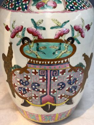 A Chinese famille rose 'Antiquities' vase and a covered jar, 19th C. — photo 8