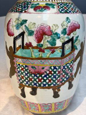 A Chinese famille rose 'Antiquities' vase and a covered jar, 19th C. — photo 10