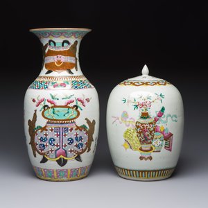 A Chinese famille rose 'Antiquities' vase and a covered jar, 19th C. — photo 3