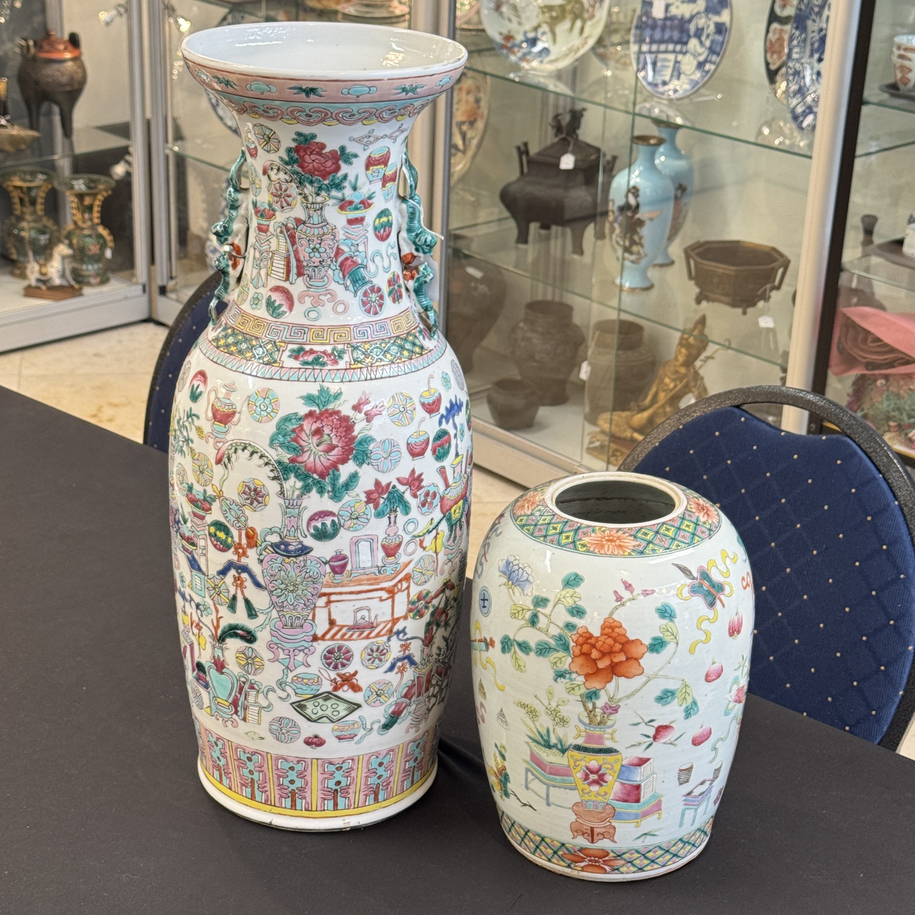 A Chinese famille rose 'Antiquities' vase and a jar — photo 1