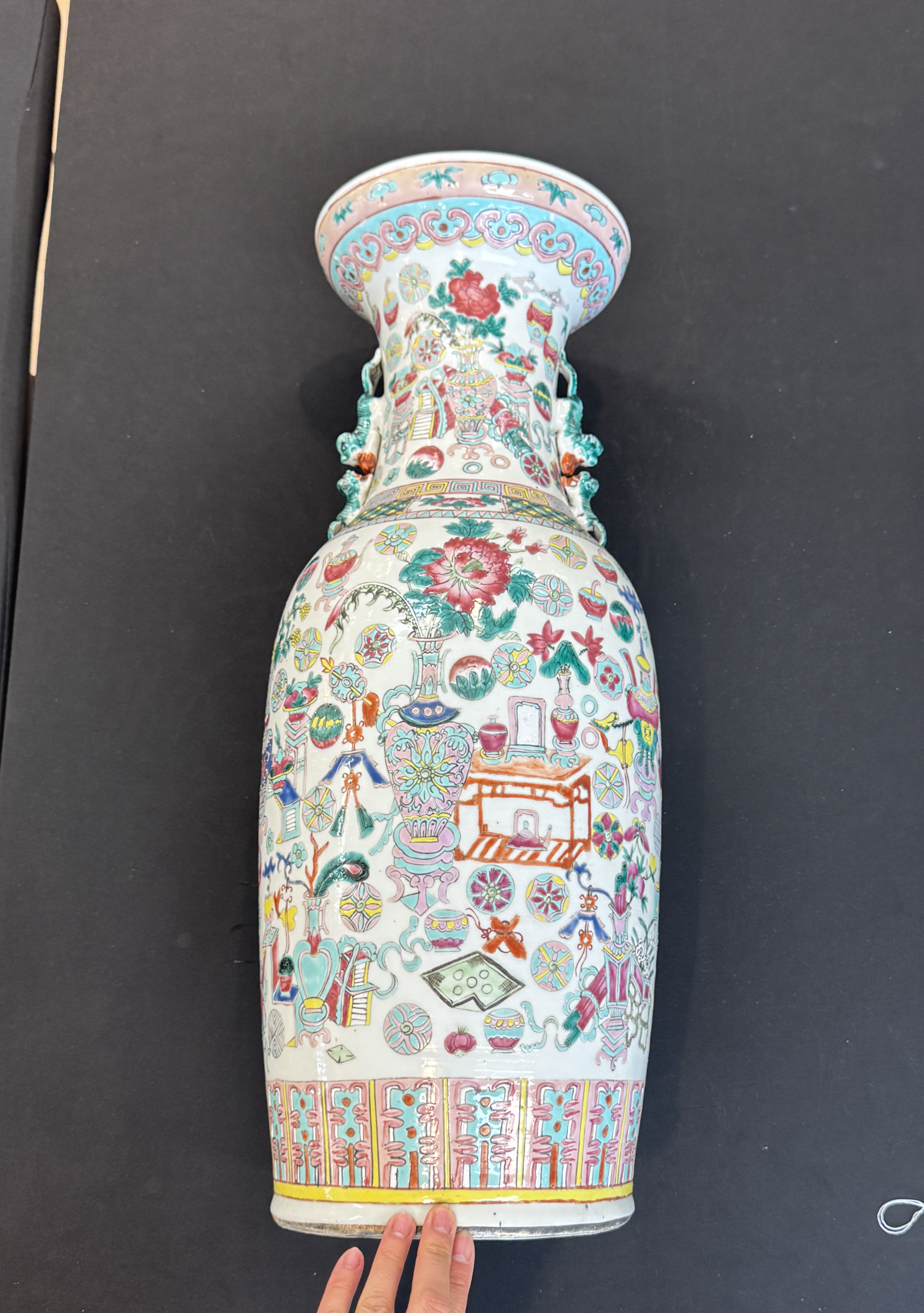 A Chinese famille rose 'Antiquities' vase and a jar — photo 13