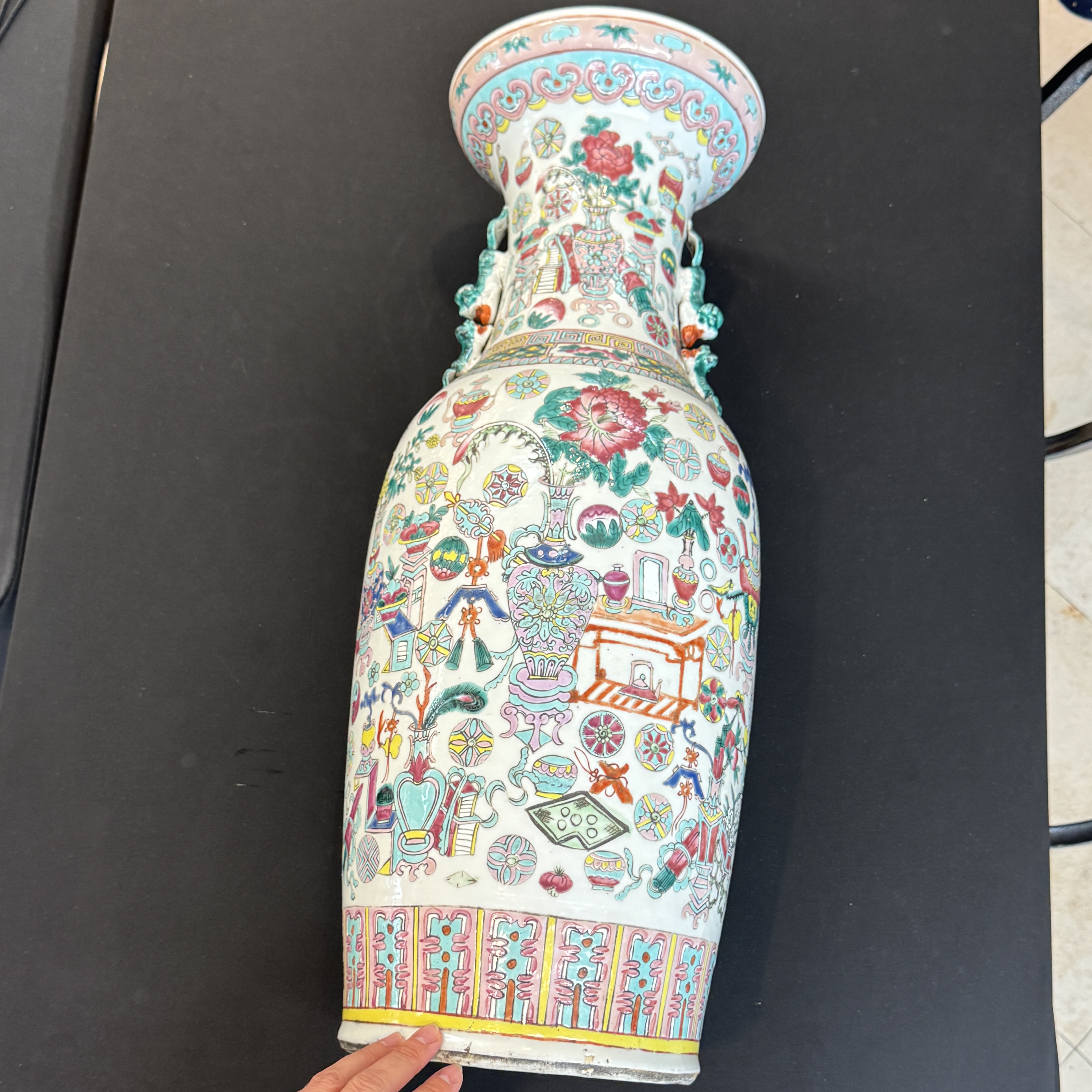 A Chinese famille rose 'Antiquities' vase and a jar — photo 17