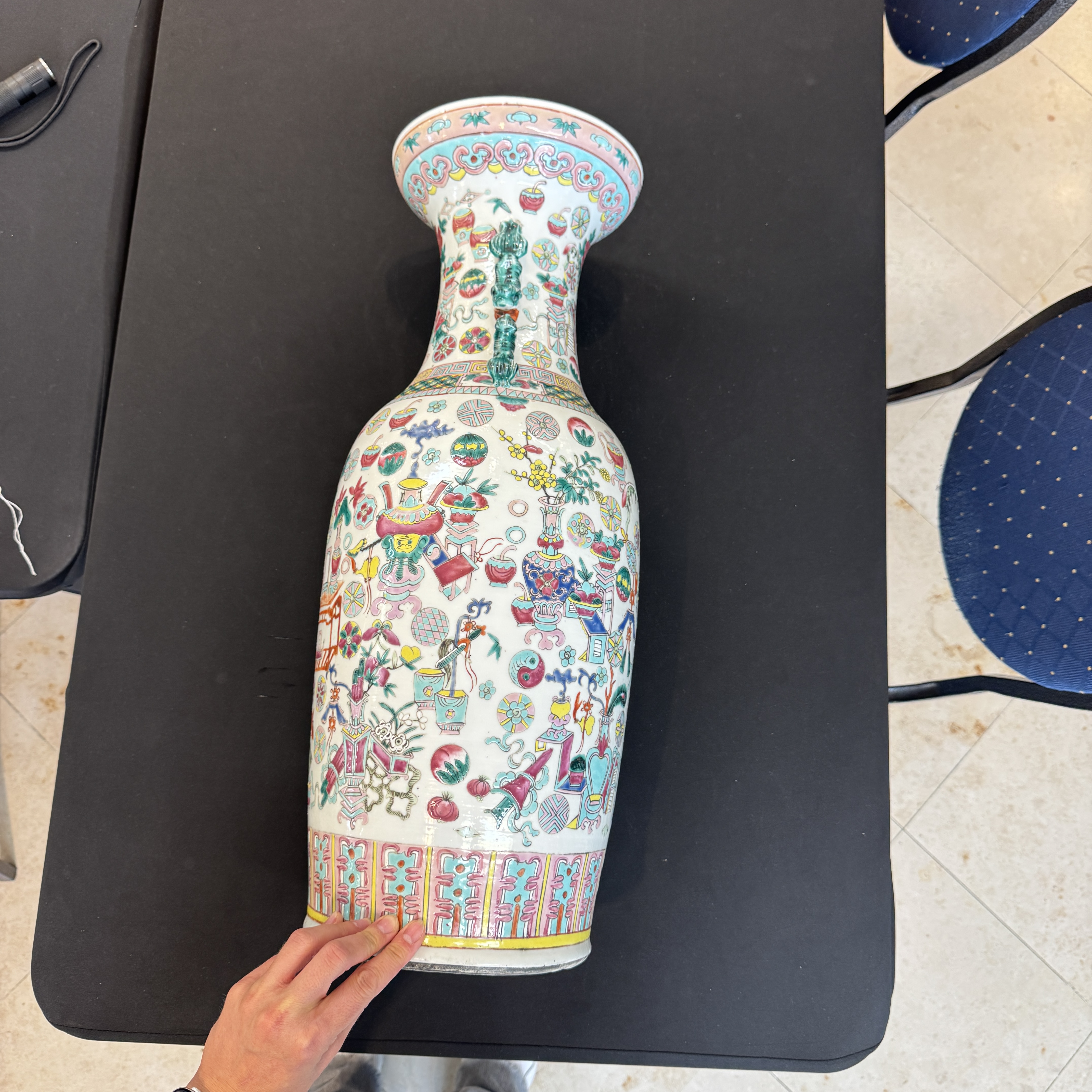 A Chinese famille rose 'Antiquities' vase and a jar — photo 20