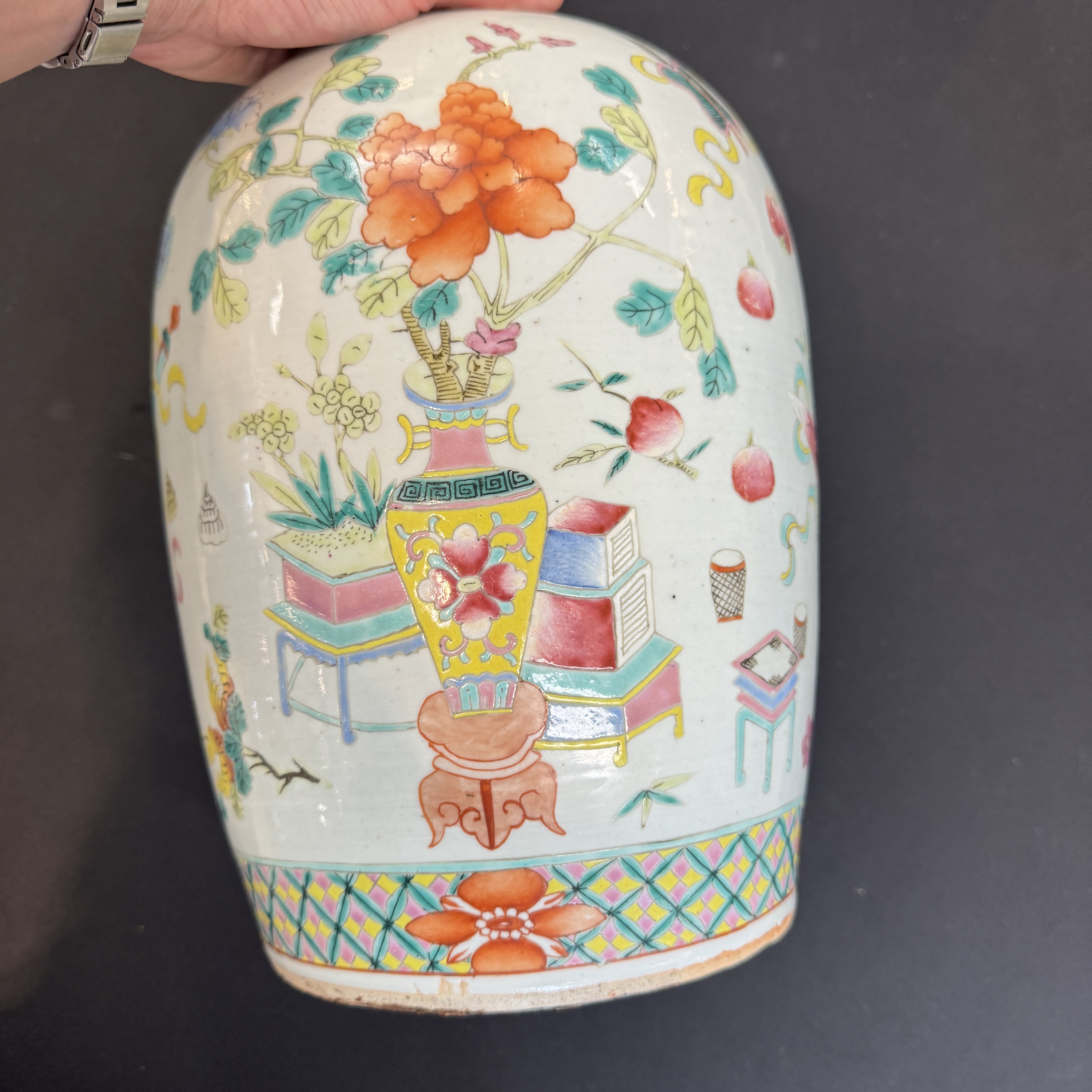 A Chinese famille rose 'Antiquities' vase and a jar — photo 2
