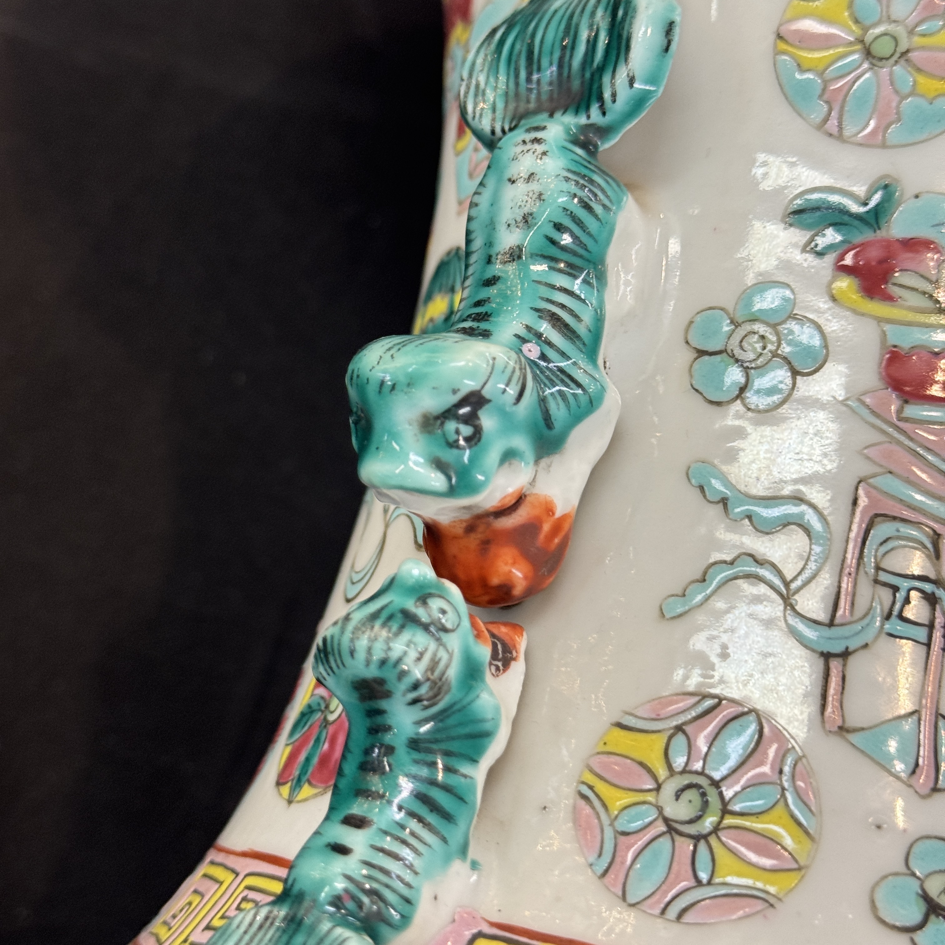 A Chinese famille rose 'Antiquities' vase and a jar — photo 21