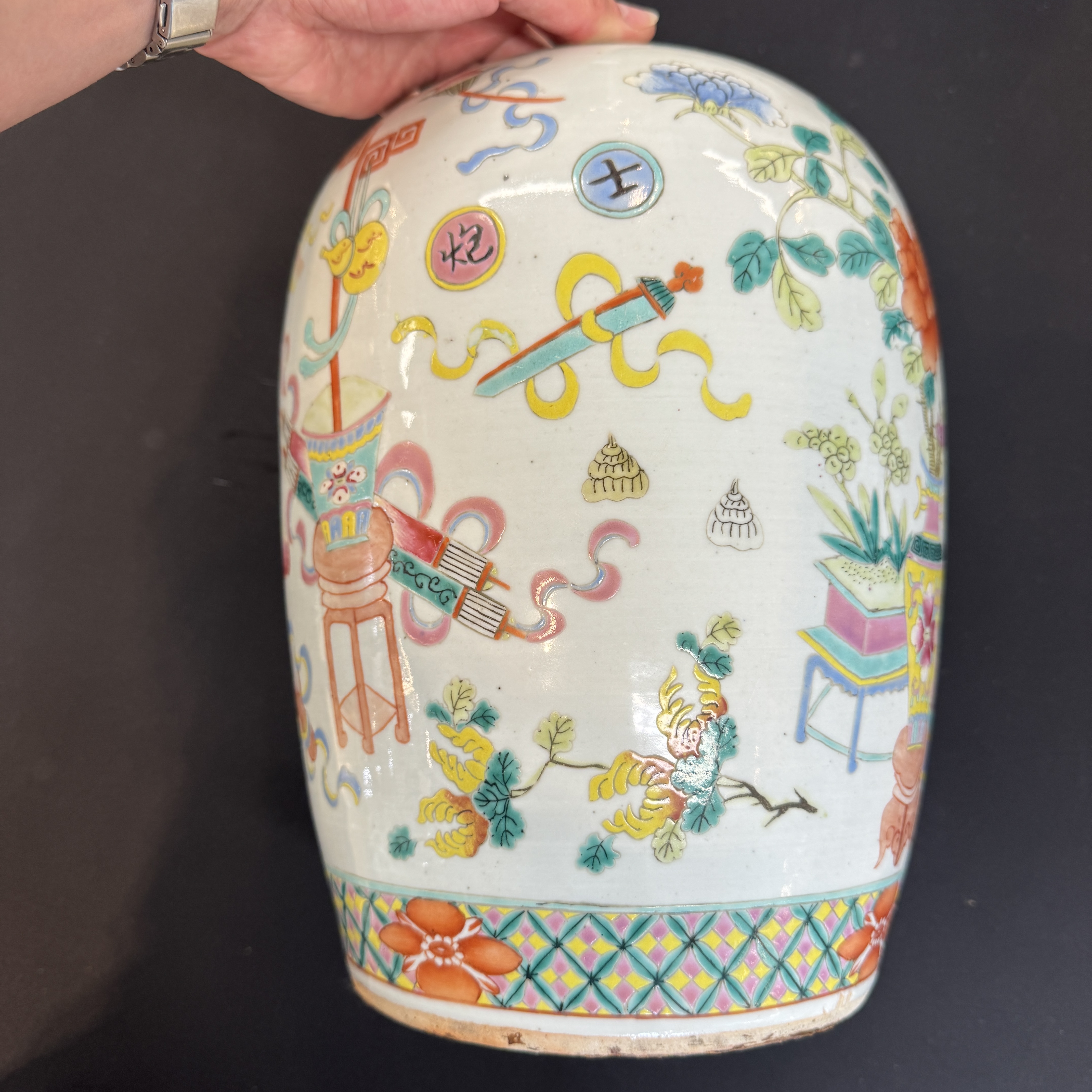 A Chinese famille rose 'Antiquities' vase and a jar — photo 3