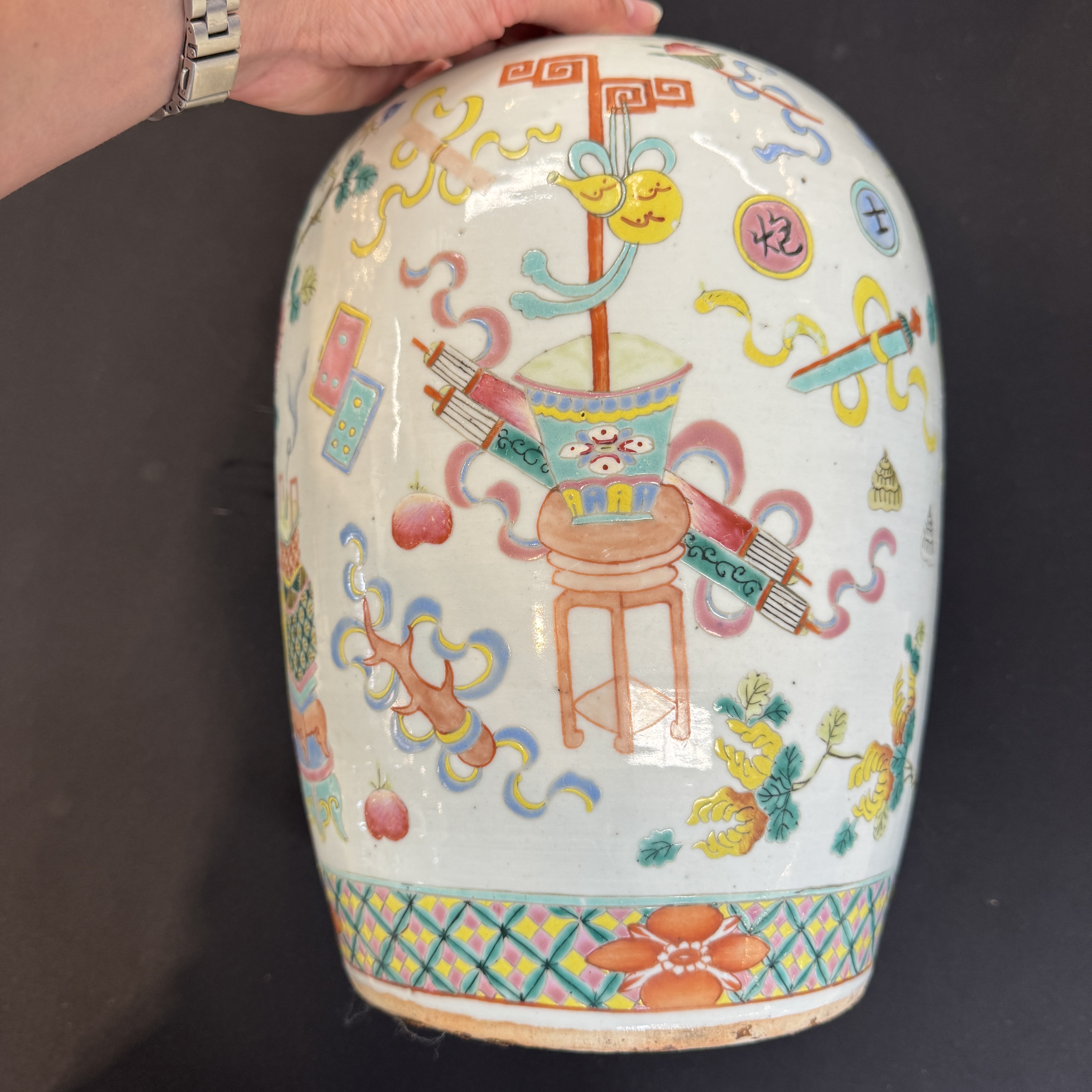 A Chinese famille rose 'Antiquities' vase and a jar — photo 4