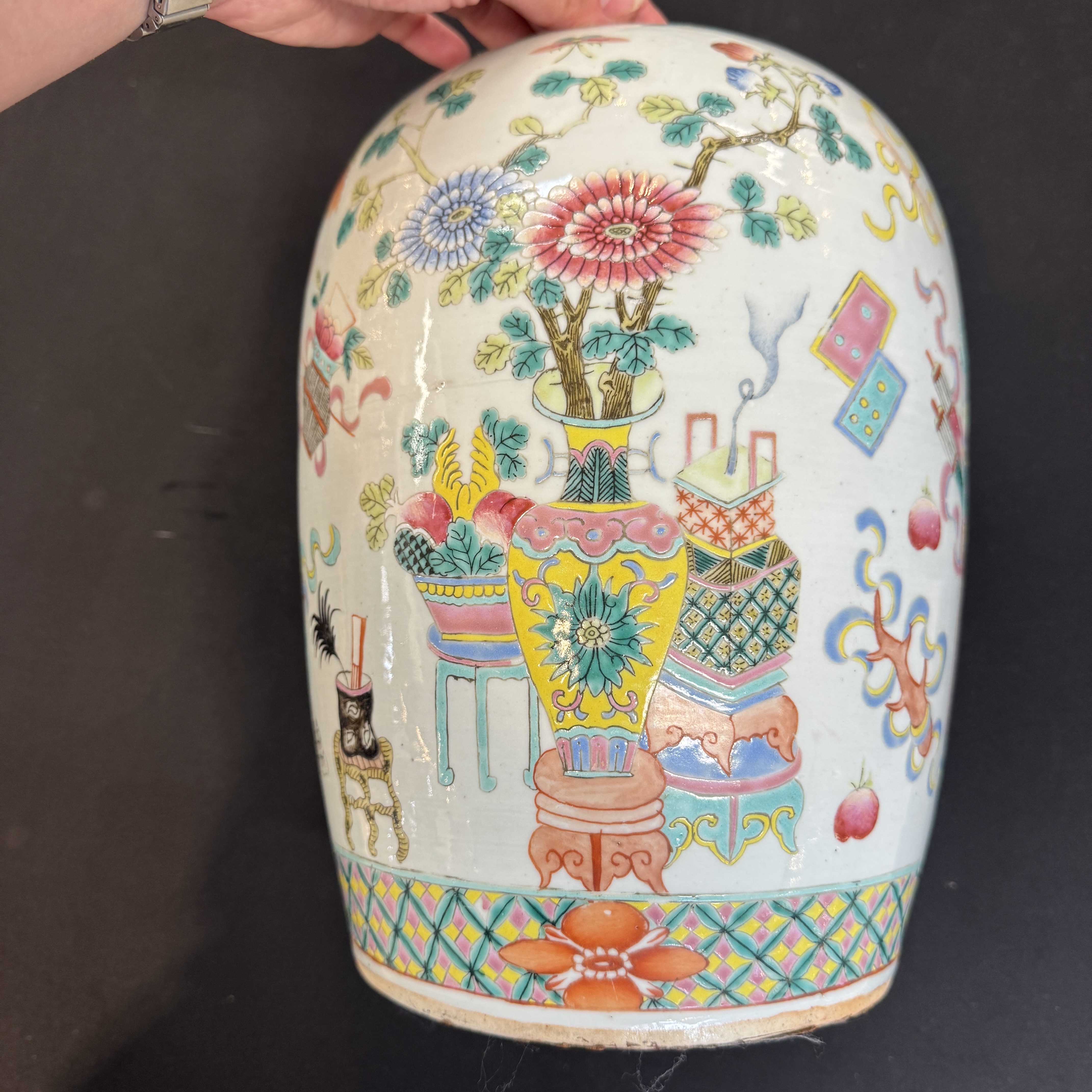 A Chinese famille rose 'Antiquities' vase and a jar — photo 5