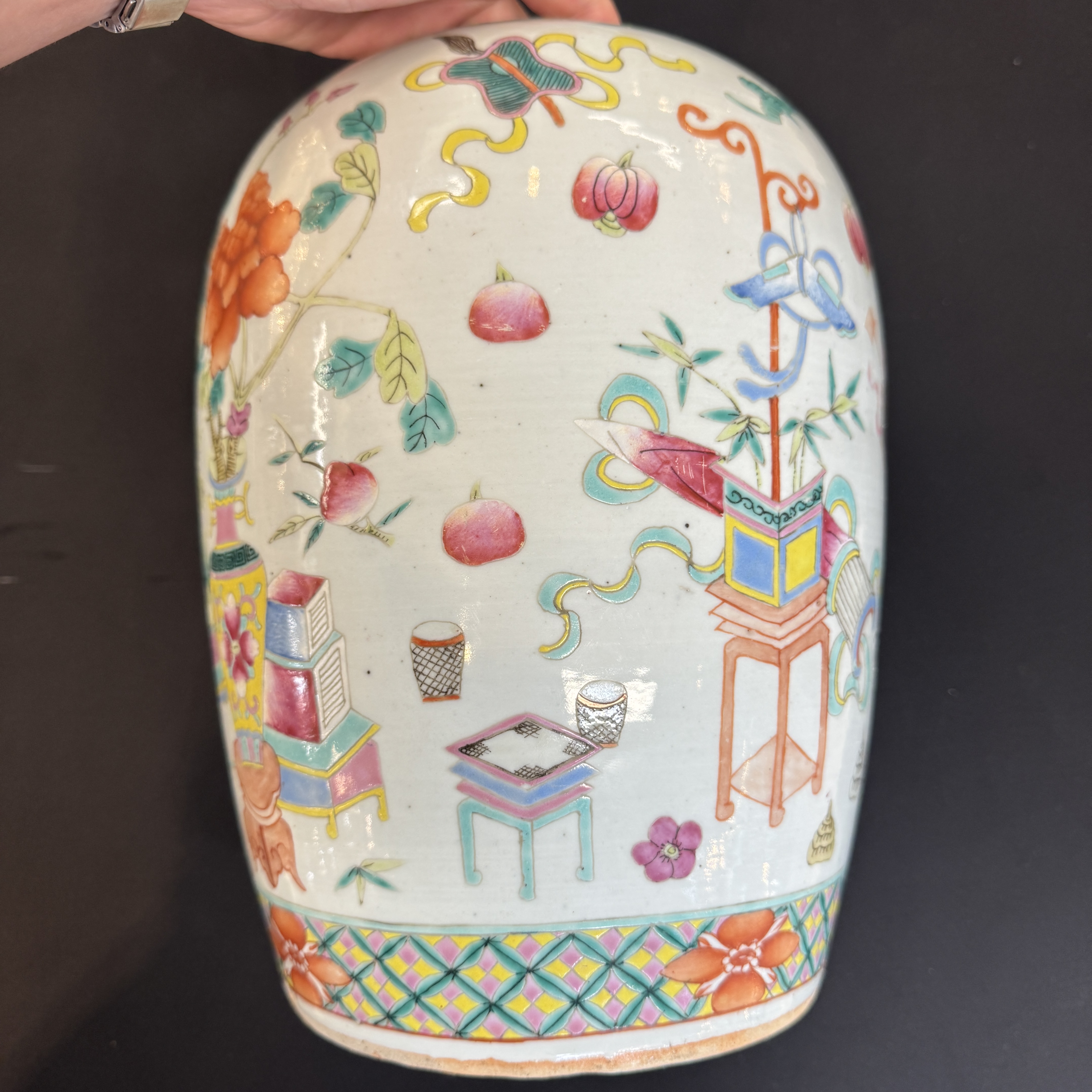 A Chinese famille rose 'Antiquities' vase and a jar — photo 7