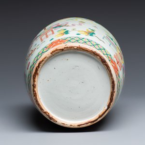 A Chinese famille rose 'Antiquities' vase and a jar — photo 7
