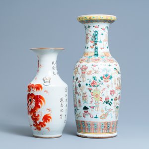 A Chinese famille rose 'antiquities' vase and an iron red Buddhist lion vase, 19/20th C. — 照片 4