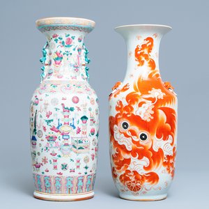 A Chinese famille rose 'antiquities' vase and an iron red Buddhist lion vase, 19/20th C. — 照片 1