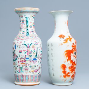 A Chinese famille rose 'antiquities' vase and an iron red Buddhist lion vase, 19/20th C. — 照片 2