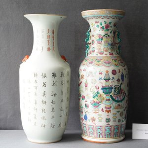 A Chinese famille rose 'antiquities' vase and an iron red Buddhist lion vase, 19/20th C. — 照片 8